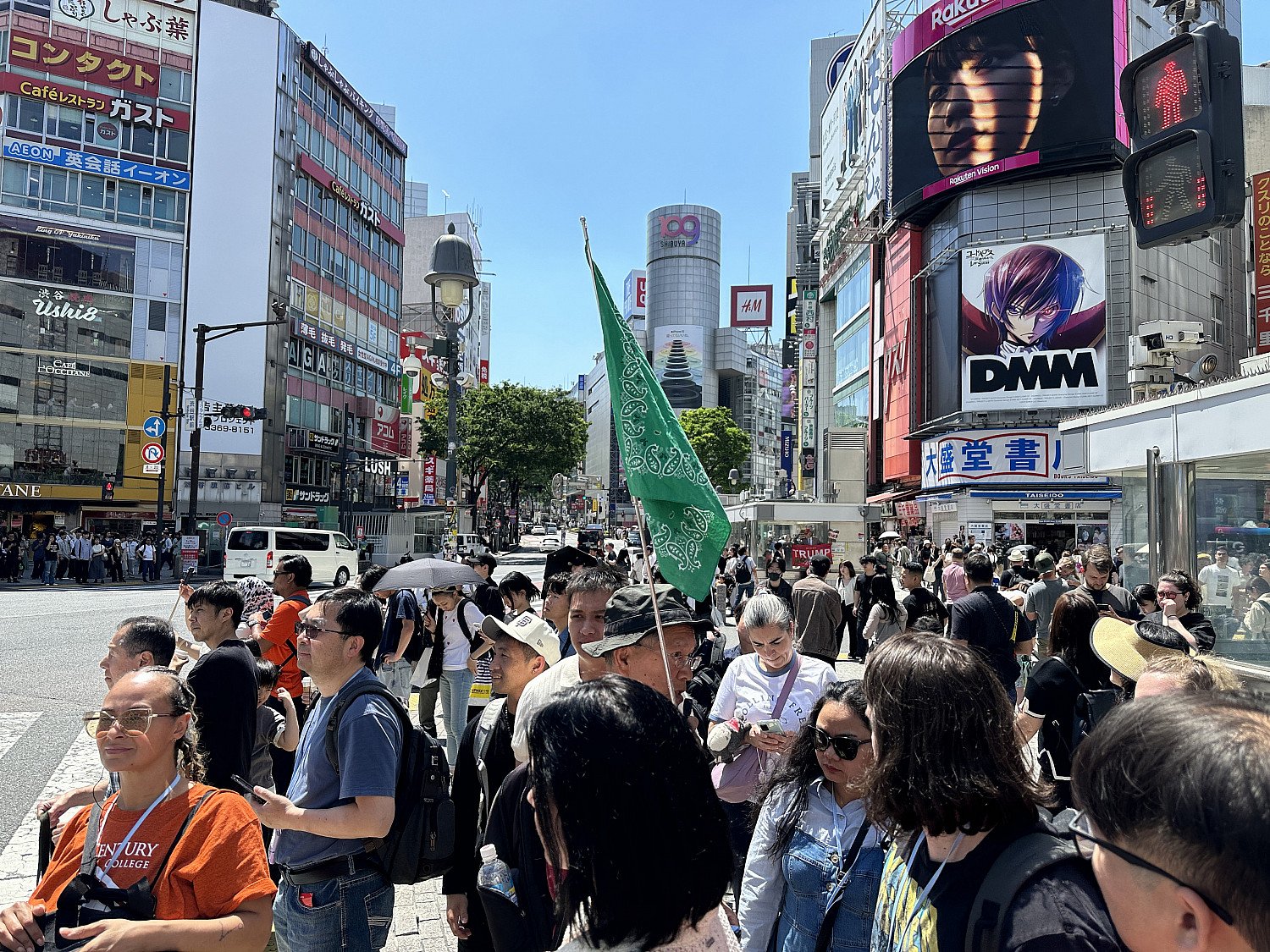 SPR24 study abroad students at Shibuya crossing.